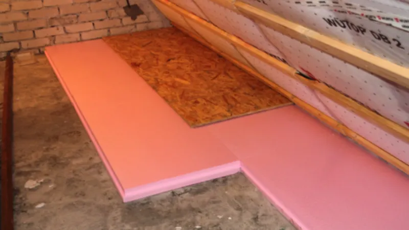 Bild von einer Abseite auf dem Dachboden.