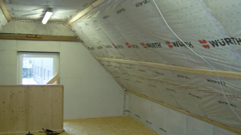 Bild von einer Dachschräge mit fertiger Dämmung.